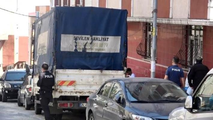 istanbul sultangazi de nakliye isi yapan bir kisi kendini kamyonetinin kasasina asti